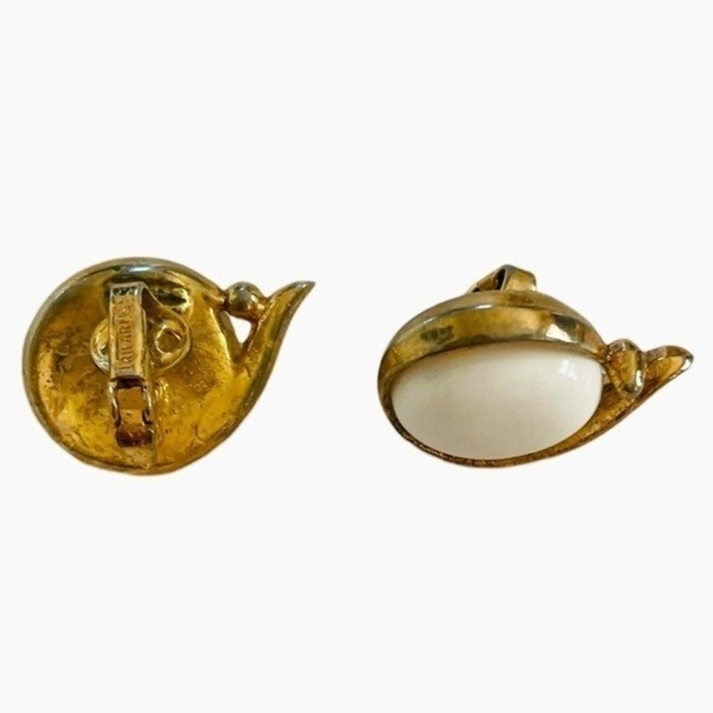 Vintage TRIFARI Oval Gold White Clip-On Earrings 1" Enamel Button Signed Good - Picture 4 of 6